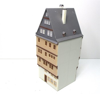 Spur H0 Stadthaus (Mittelhaus) mit Fachwerk Fertigmodell 