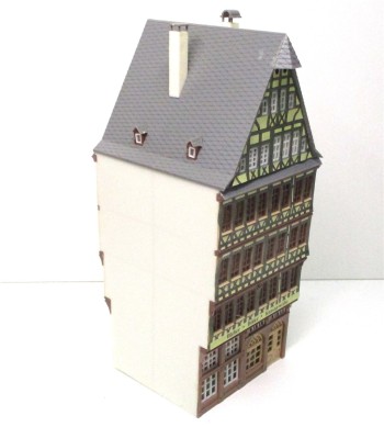 Spur H0 Stadthaus (Mittelhaus) mit Fachwerk Fertigmodell 