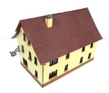 Spur H0 Faller Dreiseit-Hof 5-tlg, Bauernhaus, Tor, Mauern, Scheune Fertigmodell 