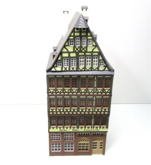 Spur H0 Stadthaus (Mittelhaus) mit Fachwerk Fertigmodell 