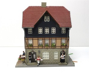Spur H0 Vollmer Fachwerkhaus  Thüringer Hof Figuren Fertigmodell 